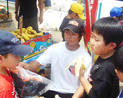 HC日光アイスバックスサマースクール2007を、バナナでサポート!